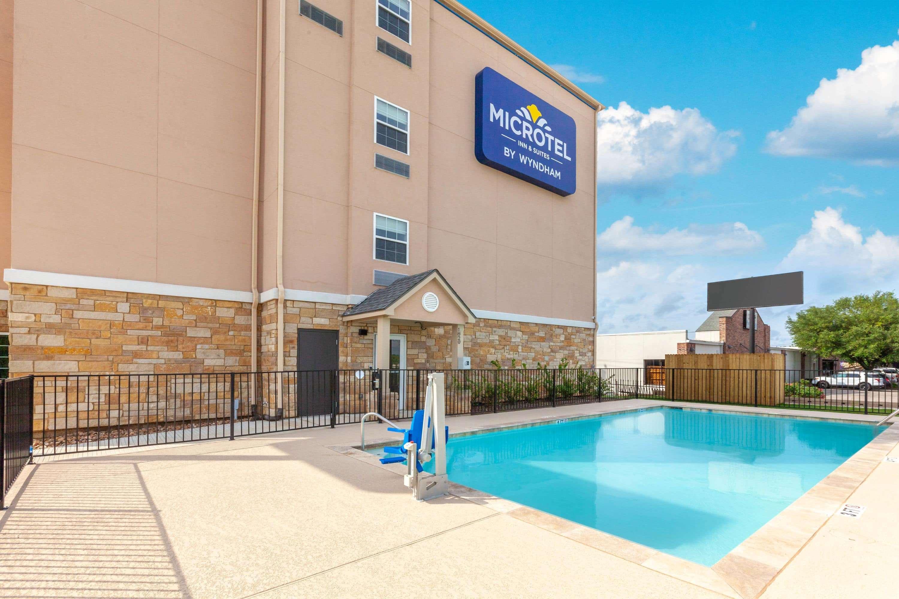Microtel Inn & Suites By Wyndham College Station Exterior photo
